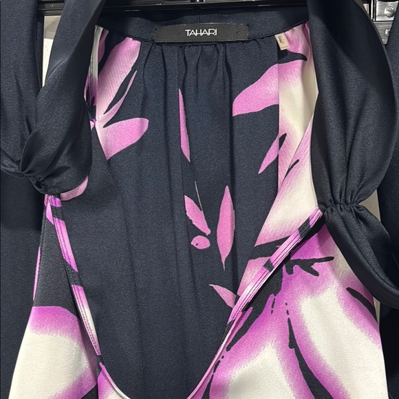 NEW Tahari Black and Purple Floral sleeveless top sz:m - Picture 2 of 8